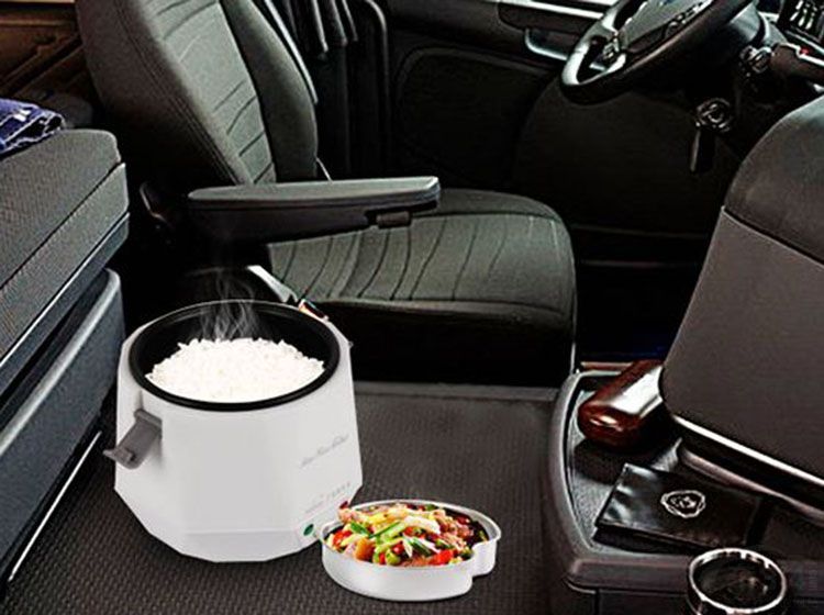 网友把轿车变“房车” 一共只花了600块!