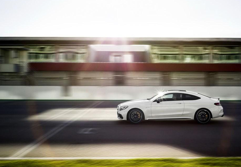 ǰ÷˹-AMGٷAMG C 63 CoupeĹٷͼƬͨ汾³˸˶Σ滹4.0L˫ѹV8Ϥ³9·ݿĻķ˸չ׷20163С