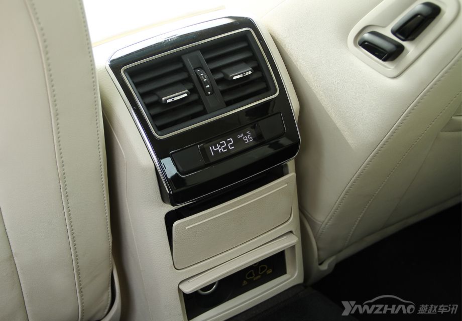 ���������߶��������صĳ����ռ��Ѿ��ǳ��������ˣ���ȫ�����ɵ����������ػ�Ҫ�����38mm�����Ժ��ŵĳ����ռ�ǳ��Ŀ����������϶Ժ��ų˿͵��չ�Ҳ�ǳ���λ�������к��ſյ�����ڡ��ϰ������12V��220V�ĵ�Դ�ӿڣ����䳵���ϻ��䱸�˺����¶ȶ������ں������ɵ������μ��ȡ�