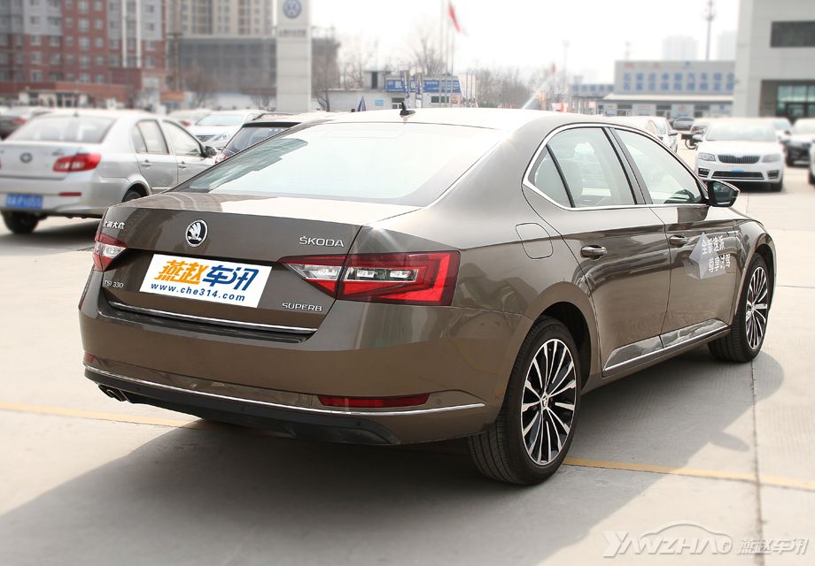 ���֮�³�β�����;�ȱ����һ����ƸУ�������С�ĳ�β���Ʊ������ͣ��������������Ϣ������2.0T�ĳ��Ͳ��õ���˫�߹�˫��������֮�⣬���೵�Ͷ������˱Ƚϵĵ͵��ĵ��߹�˫������ơ�