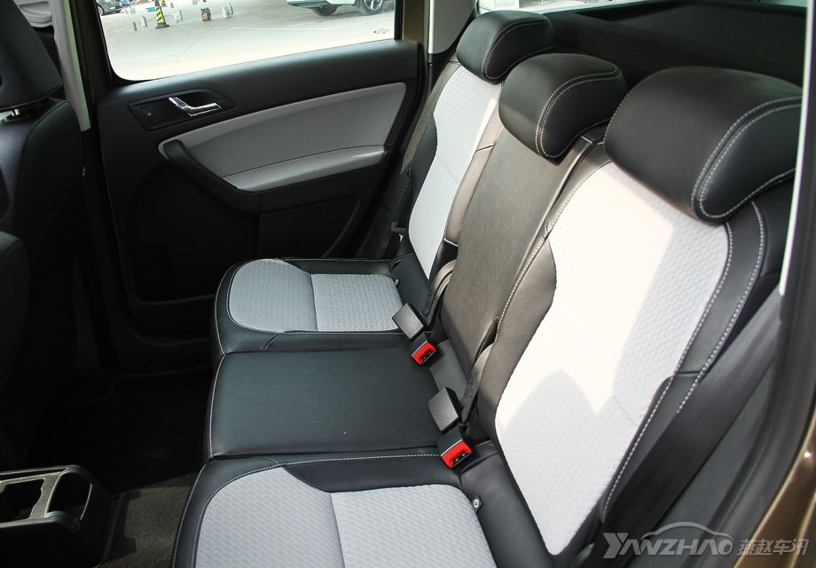 Yeti����2638mm����ౣ֤�����ڿռ��ϵı��֣�������ǰ�Ż��Ǻ��Ŷ�ʮ�ֿ�������ʹ180m���ߵ����������棬�����Ȳ�Ҳ������һȭ��Ŀ�϶����ͷ���ռ�Ҳ�ܸ�ԣ������ƽֱ����ʽ��������ƣ��������治��е�һ˿ѹ�֡�