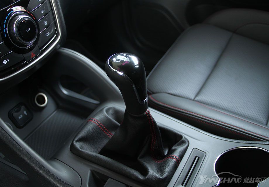 2.0L����ƥ�����6���ֶ������䣬1.8T�������䱸������һ��6������һ������䡣ǰ����Ϊ���ѷʽ�������ܣ�������Ϊ�����˶������ܡ�