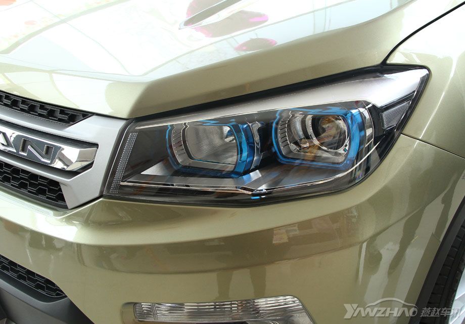 ����CS75�䱸���Զ���ơ�͸���ṹ�ʹ�Ƹ߶ȿɵ����ܣ�����ڴ�Ƶĵƹ�����ϼ��������Դ���������������ǰ������ڲ��������ɫװ����Ҳ�ó���CS75 ����ȥ���Ӿ����뾫�¡�