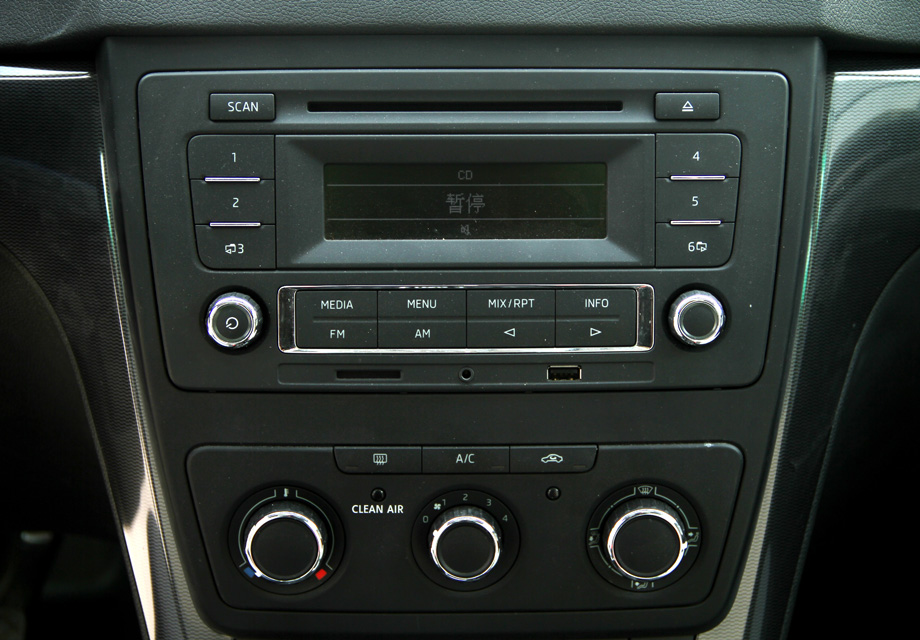 �пص������Ƽ�࣬��ɫװ�ε���ť�Եú����ʸУ���������Ҳ�ǳ��������֡�Yetiȫϵ���г��ڿ�������ϵͳ���ڸ��䳵���ϣ��������˫�����Զ��յ���פ���������Զ������ȹ��ܡ�