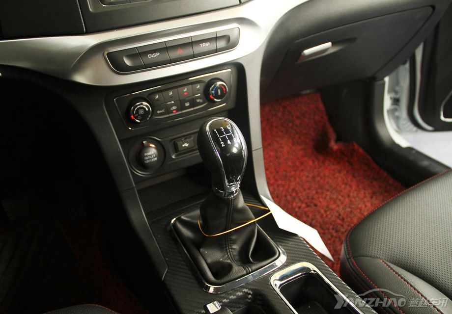 �յ�������岿�֣�ֻ���ڶ��䳵���ϲ�װ������Կ��������USB�������Դ�ӿڣ������ֲ��ű�ĸ������ɡ�