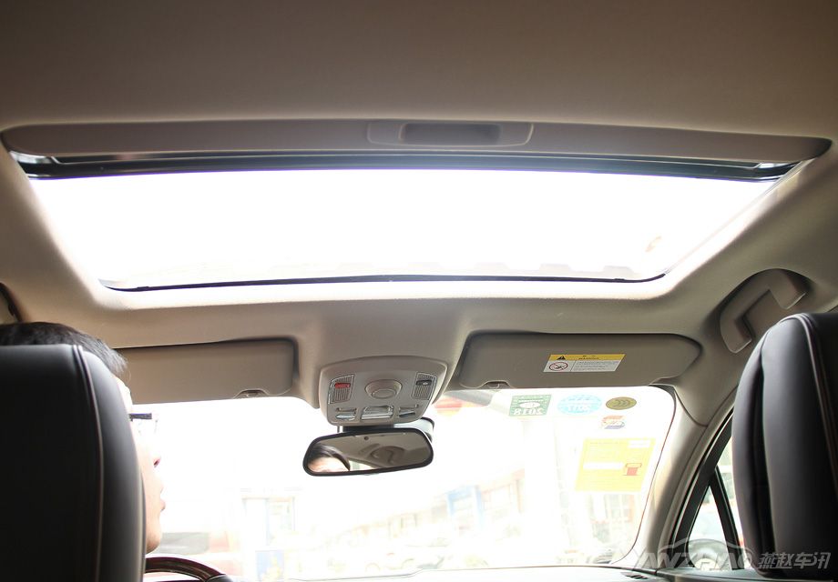 260mm*730mm���촰��Ϊ�����ڲ��ṩ�����õĲɹ⡣������չ�������ϵĿռ䣬�ó����߸е�һ�㶼��ѹ�֡�