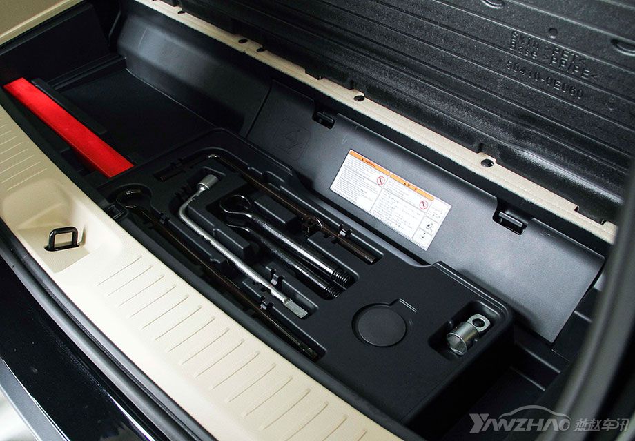 ��ȫ�º�����ĺ���ĵذ����滹��һ������ռ䣬�������ű��ù��ߣ������ٷ�һ������С��Ʒ��