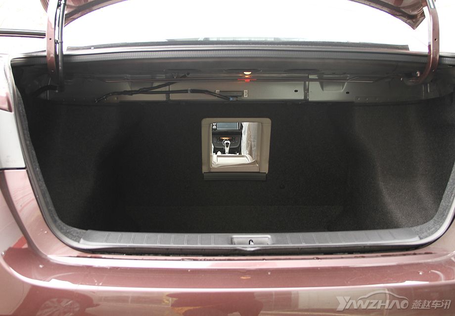 2016�����ݵĺ���ذ�Ҳ��ƽ�����߶�Ϊ610mm���ݻ����㲻�������Ǻ������β�֧�ַŵ���������������м�����ôһ���ڣ�������ȡ������