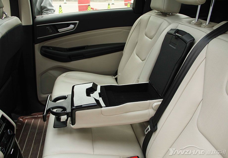 ����һ������SUV��˵��ǰ���ŵĿռ���ֿ���˵�Ǵ�ͬС�졣��Ҫ�������˵����ţ���Ϊ���������������ֵ���磬��������˵���Ǻܿ�ԣ���������ڱ�����