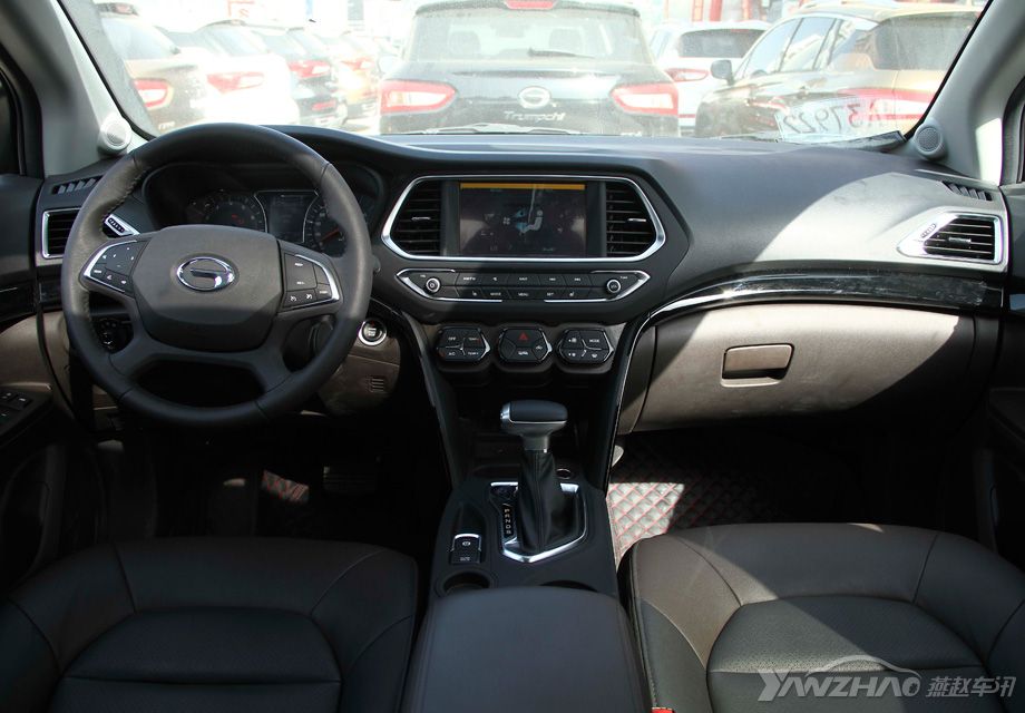 �����ϲ������ڶ������ε�Ԫ�أ��п�̨�������ʸ����ָ�ϸ�塣����ƫ�����Ĳ��֣����ӷ����ʻ�ߵĲ�����