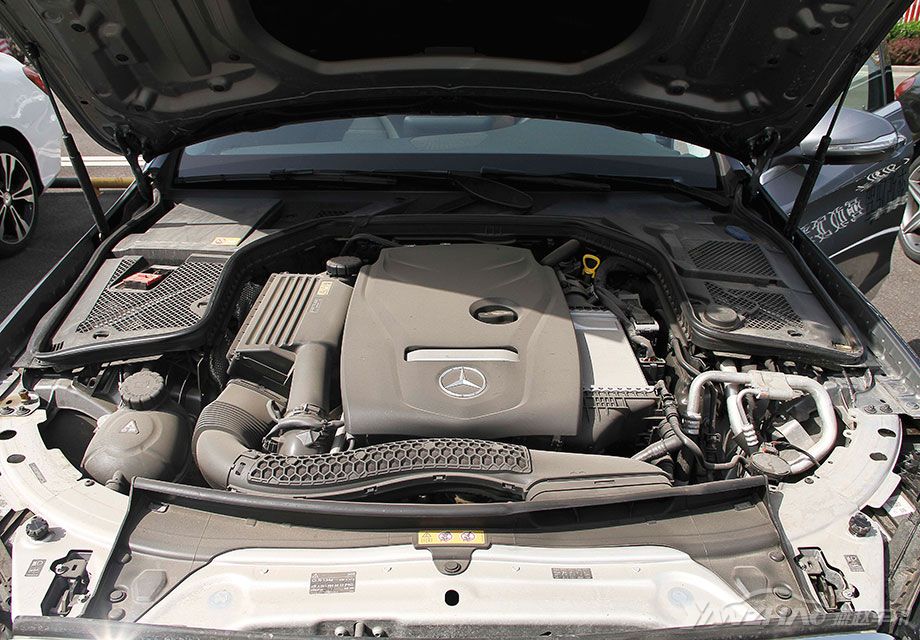 ������1.6T����2.0T�İ汾���ڲ����Ҽ�ʻ��ǰ���¶��в����ı��֣�������΢�Ĵ��ڶٴ�У��ͱ�����8AT��ȴ�����һ���Ĳ�ࡣ