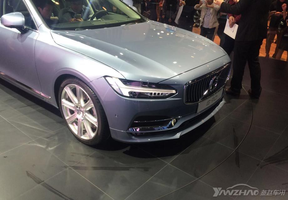 ǰ�������XC90�����˼·��ͷ�ƽ����롰����֮�������������LED�ռ��г��ƣ����ҳ�β��β��ΪC�Ρ�