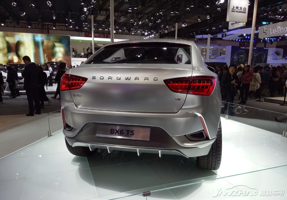 ������ﱳ���͸������Ե��˶�����ǽ�����SUV��ϵķ��