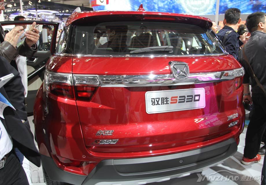 �����󲿣��ᴩ��β�Ƶ���ɫ�Ƹ�������ǰ�������Ӧ���·��ĺ���˫ɫ�����ܸ���һ���ı���