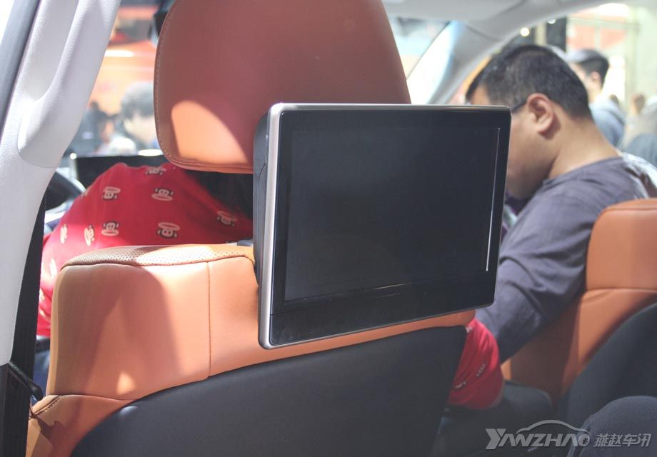 ������Ļ��λ���ƶ��ˣ��ӳ����ƶ�����ǰ��ͷ���ĺ󷽣���������11.6Ӣ���˫�����