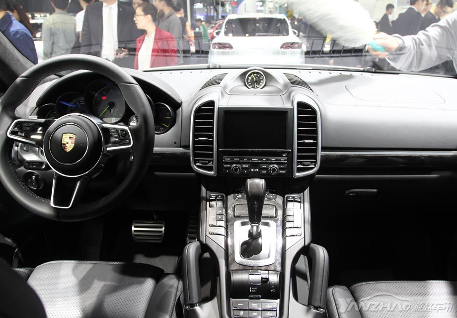 ���η���Cayenne S E-Hybrid�ǳ������صĺ�ɫϵ