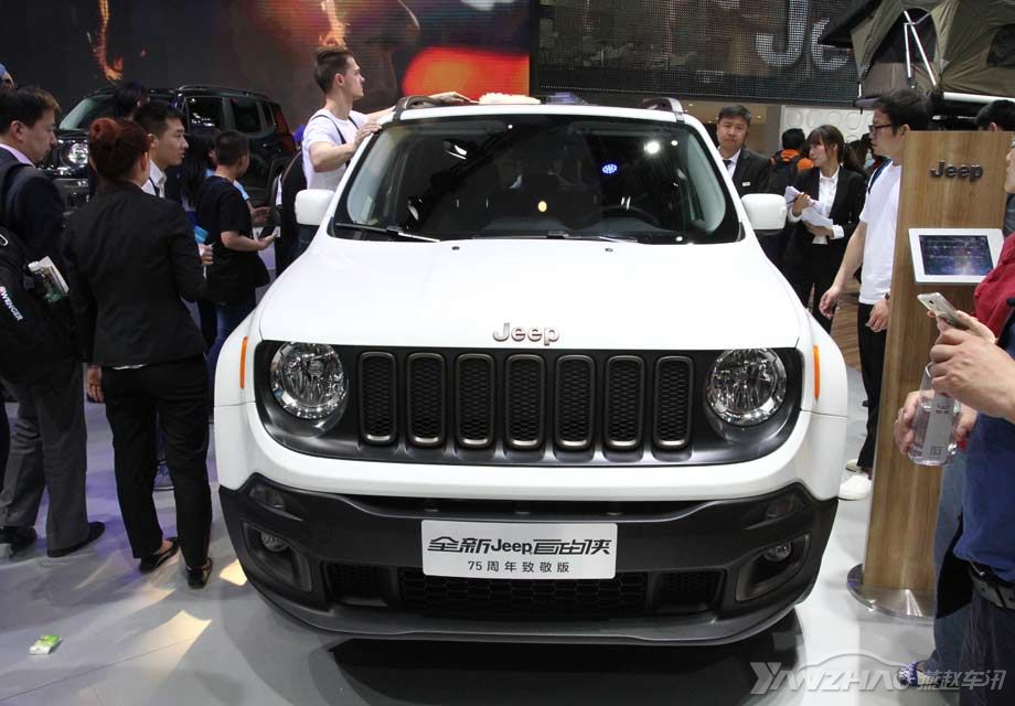 ��Ϊ����泵�ͣ��ó����м��߱�ʶ�ȵ�������ͣ��������ɫ�ٱߵ�Jeep��ʶ���Լ���ͭɫ������ܺ͹�ͭɫ��Ȧ