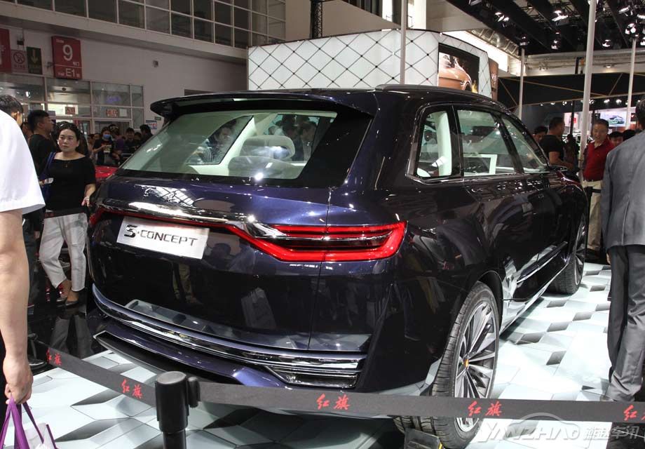 �ڲ��棬ȫ��SUV��������ʮ�ֳ��ȣ�ƽֱ�����߹ᴩ�˳���