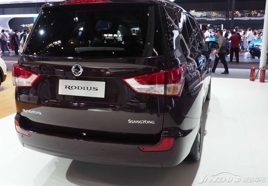 ��һ����ߡ��γ���SUV�����Ϳͳ����ŵ���һ�����¸����������;��