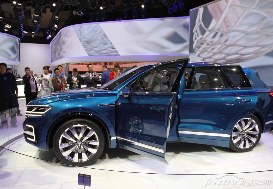 ���ڲ�ͬ�ĸ�����ζ���Ƹ�������դװ������ȫLEDͷ�Ƶ������ں�