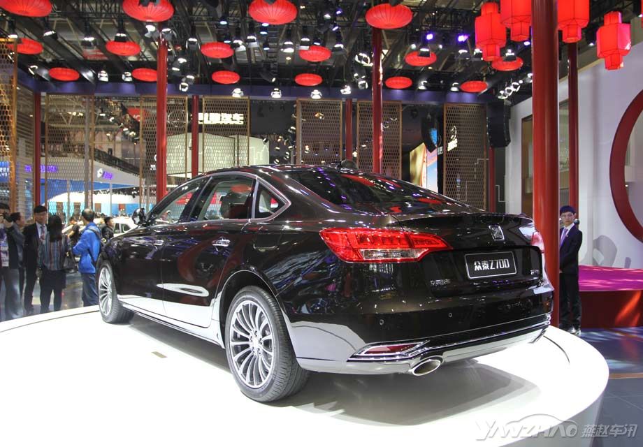 ��β���֣����������͵�β����ʮ�־��£���ͬ��������LED��Դ��΢΢���̵ĺ����Ӱ濴��ȥ�м��ֶ���