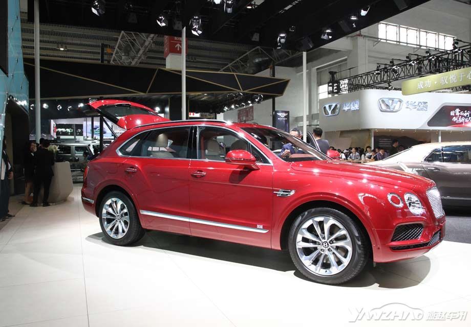 ����۷��棬��Խ����Ƴ�������˱����Ĵ�ͳ���ʹ��µ��������գ�ǰ������Ʊ��м��廯��������ԣ��ĸ�Բ��ͷ�Ʋ���ȫLED��Դ����LEDβ�Ƶ�������ֳ���B���ֻ�����ʽ��ҹ��ı�ʶ�ȷǳ���