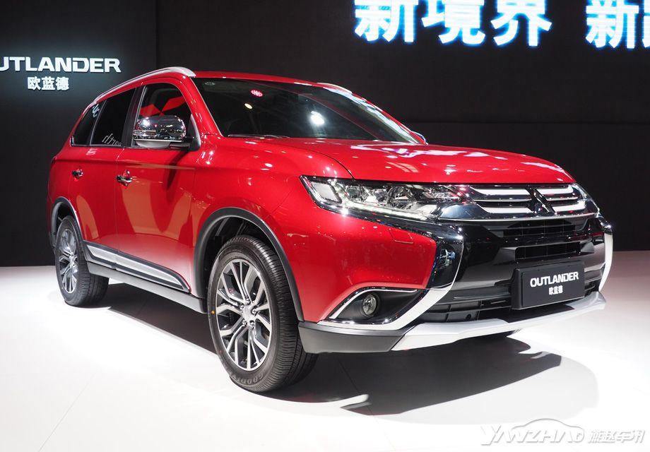 ȫ����ƵĴ�ƽ���Ʋ���LED��Դ��12��LED�ռ��г��Ƴ�Ϊ������ͷ���¸е���������