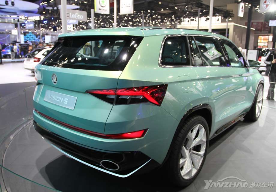 ��β�༫�����ܸУ������������ڰ����γ�һ����V�ͣ���ͬ�̵�������һ��