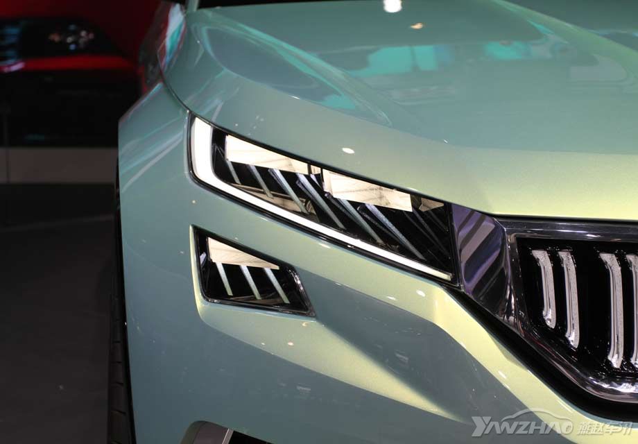 ϸ����LEDǰ�������һ˫������۾����ײ��Ĵ�Ʒ������������۵Ľ�ë