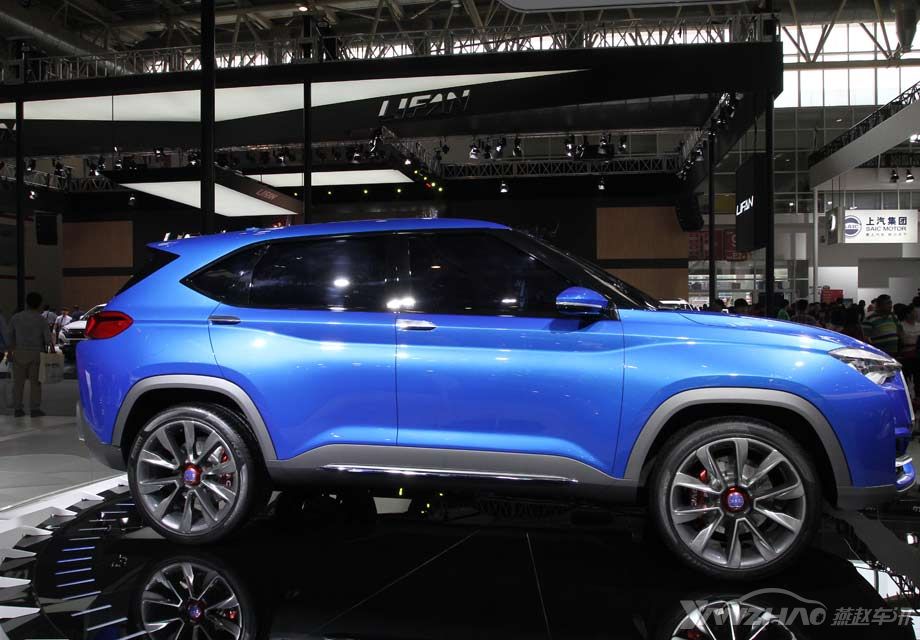 ����������˹ᴩ���������������ߣ�����ƽֱ��ͬʱͨ��ʹ�ú�ɫ����Ӫ�������A��B�����Ӿ�Ч��