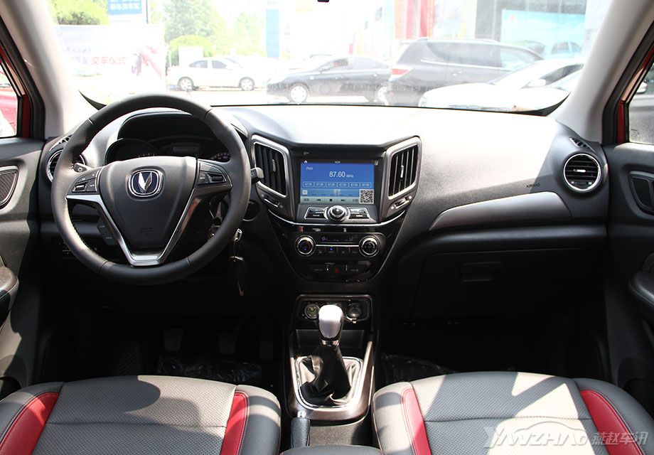 ����CS15����V�α�ʽ���пز��֣��̳���CS����ķ������һ������֪�����ǳ���CSϵ�еĳ��ͣ���ʶ�Ⱥܸߡ��ڲ���ɫ���Ժ�ɫΪ����������Ի���������ɫ���Եķǳ�����ʱ�иС�