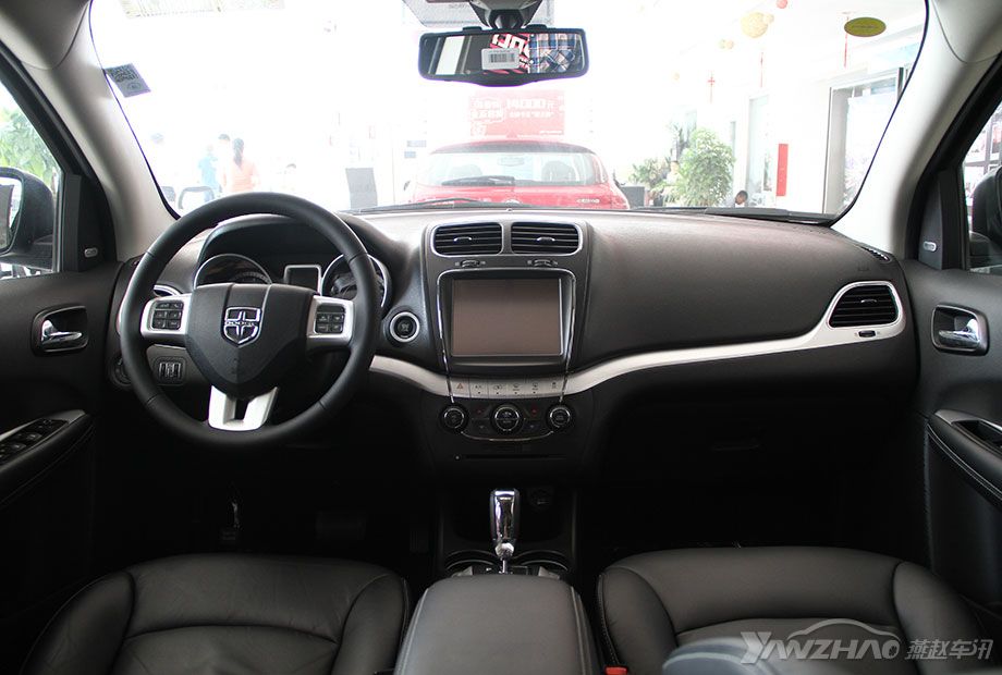 ����������ʹ���˾������ʽ���֣�ȫ�ڵ���ɫ������ɫ�ĶƸ�װ�Ρ�ʹ�ÿ������ڲ��ȱ���������ߵ��ĸо����ֲ����Ե�̫�����ơ�