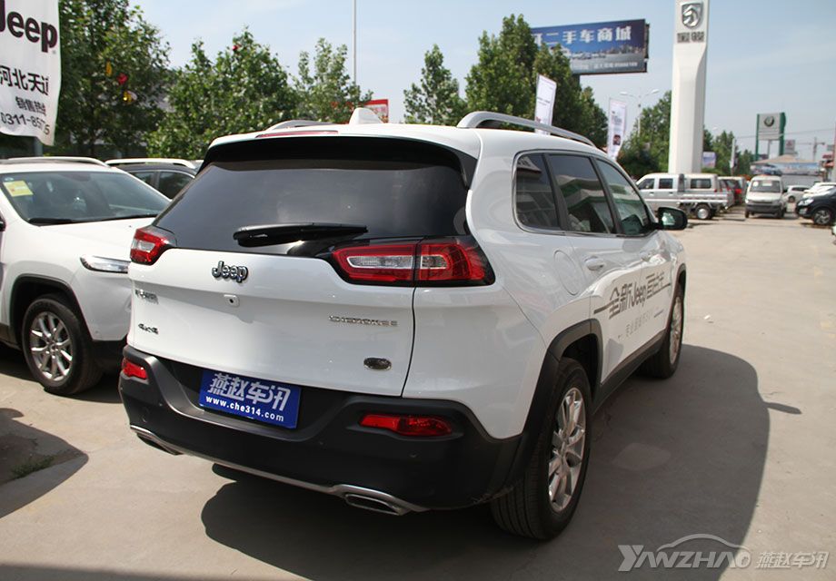 ���ɹ��β���ǳ��Ϳ�������խ��β�ƺͺ�ɫ���Χ����ϣ�ͻ��������εķḻ��