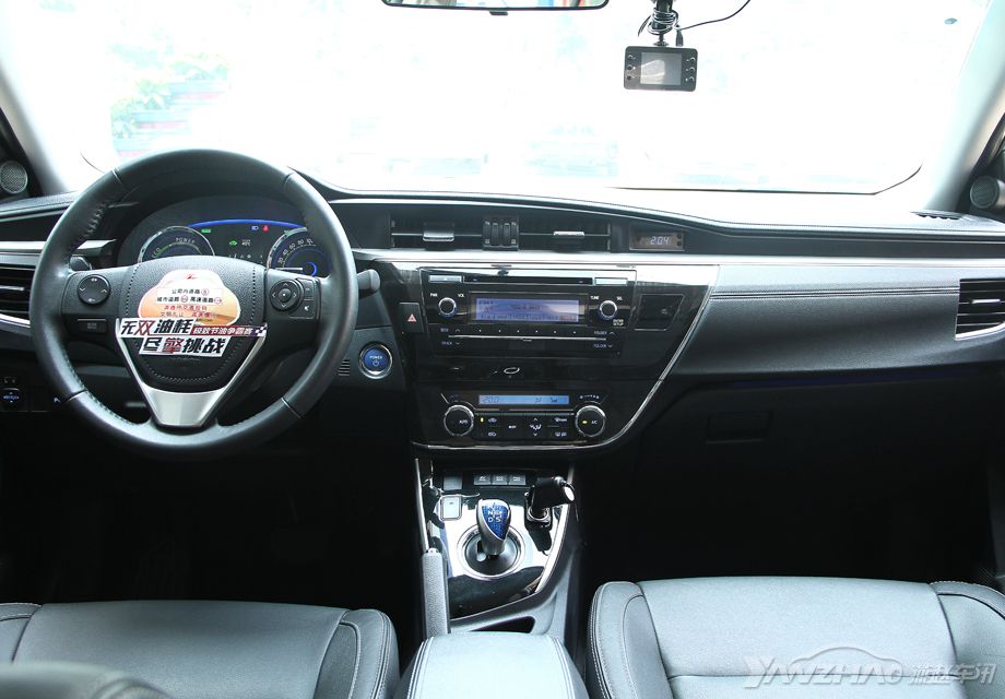 ������˫������α����˷����Ͻ������磬�п�̨����ϸ�壬�������ʰ����ָ�һ����ͬʱ���ڲ�ȫ�ڵ���ɫ��Ҳ��Ŀ��Ⱥ��ָ������һ�塣