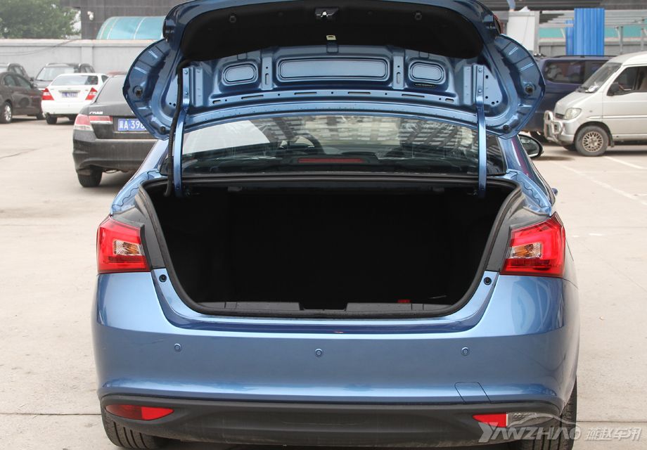 ������5����������Ƴ�ֿ��ǵ�ʹ���ߵı������󣬲������ڽϴ󣬱��ڷ�����Ʒ�����һ��ṩ��430L�ı�׼�ݻ�����������Ҳ֧������ŵ����Ӷ����Եõ������ʹ�ÿռ䡣