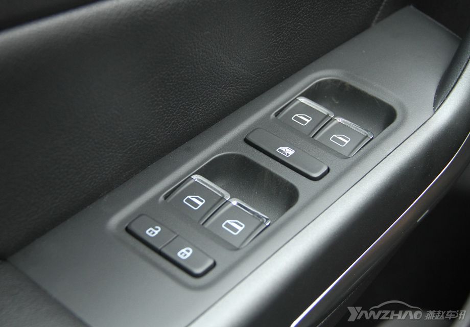 ������5�ڼ�ʻ�೵���ϣ�װ�������ų������С�һ�������Լ������Զ������Ĺ��ܿ��ư�ť��