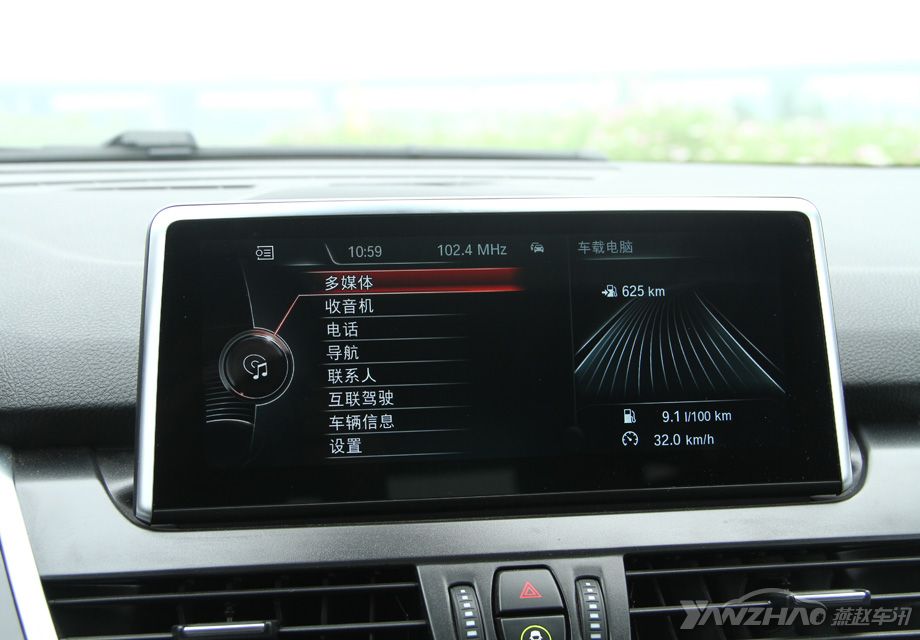 8.8Ӣ�糬����ʾ���������ˡ��������ǡ������󡣲�����ʾЧ�����������������صĵ�����iDriveϵͳ�������˵����������绰�����ܻ�����Զ�̶�λ�����߿Ƽ����ܡ�