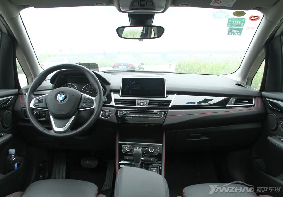 ���η��棬����2ϵ���г������ű���һ�ߵķ�񡣴�ͳ��T�Ͳ��֡������������п���ʾ���Լ������������Ŀ�����壬����һ�۾����ϳ��Ǳ�������ͬʱ�����ε�����Ҳʮ�־��£�ϸ��ķ��ߴ������������ʸС�