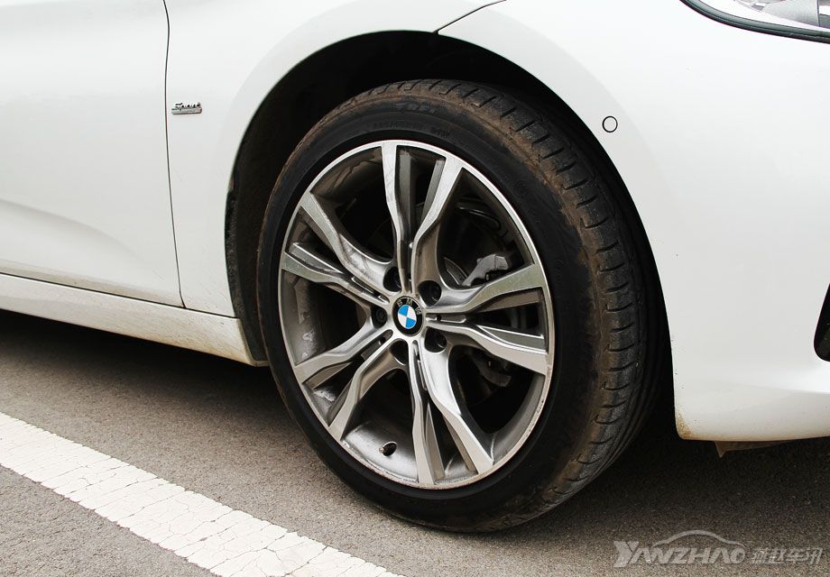 ��Ϊ1.5T�Ķ��䳵�ͣ�����218i �˶������װʹ����ѡ���225/45R18����ߴ������˾ͨ��̥��ӵ��ǿ���ץ������ʹ�����ڼ�ʻ�л�����õļ��١�