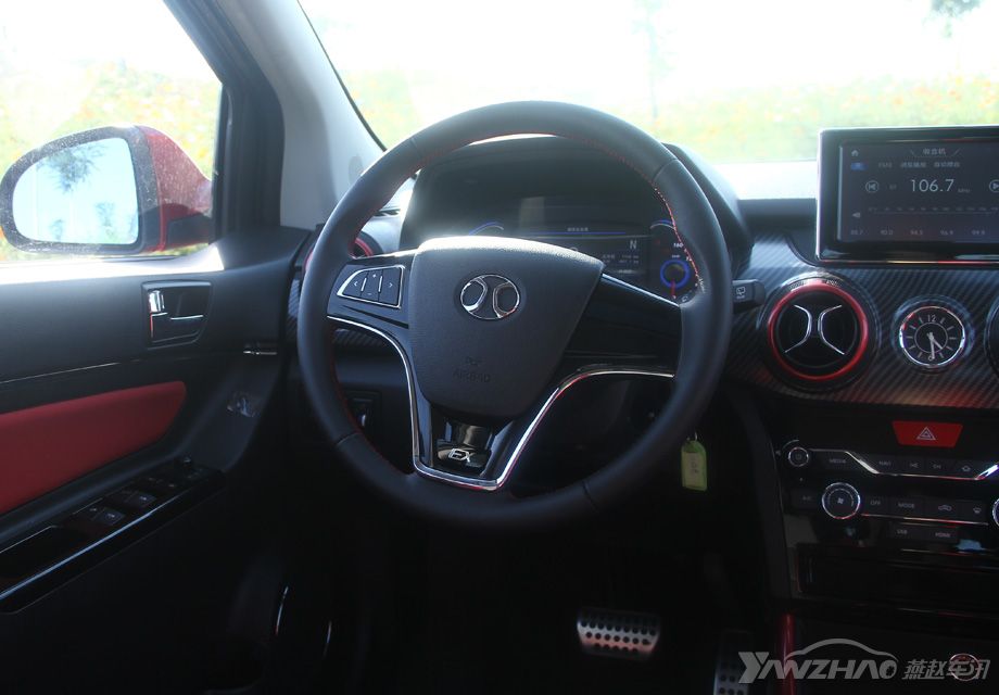 ��Ƥ�����ķ��������Ϻ�ɫ�ķ��ߣ����οյ���ƣ����˸о�ʮ�ֵľ��¡��������̵ײ�EX����ĸ��ƣ����Ǵ����˸��Ի�ר����ζ�����Ƹ�˲�������