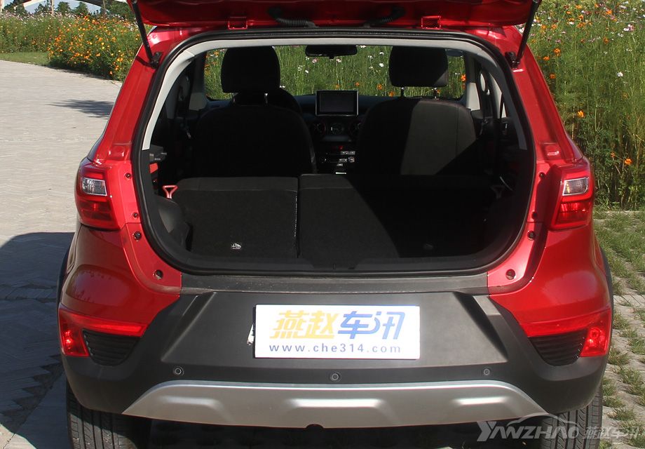 ����EX200�ĺ���ռ䣬ֻ��˵�ǻ������á���Ϊ�����ߴ�����ƣ���Ϊ�˱���ǰ�����ʵĳ����ռ䣬�����������˺��ᡣ�������ں�������֧����ǰ4/6�ŵ�����չ��Ŀռ���Ե�ʮ�ֳ����ˣ�