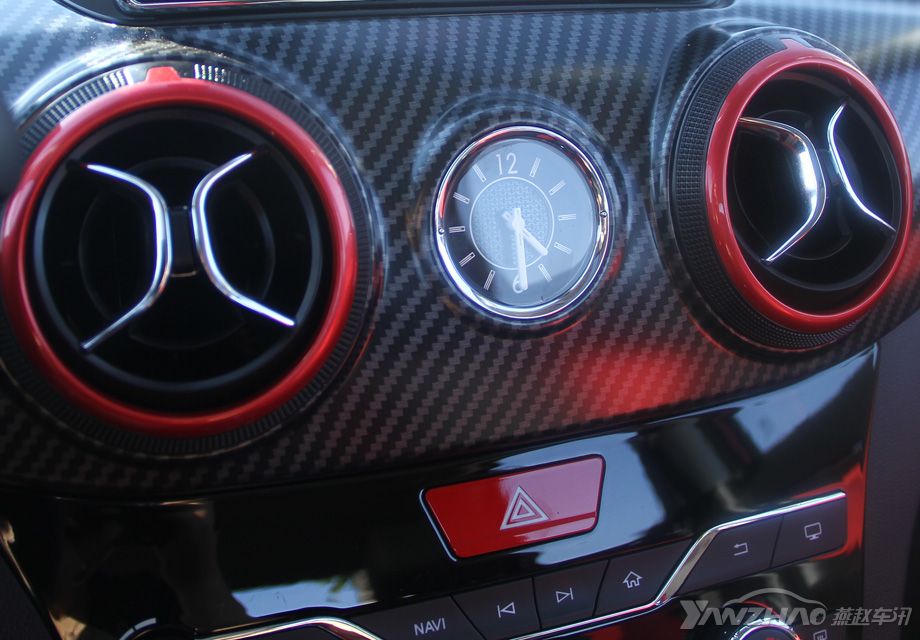 ���⣬���п�̨��Ļ���·�������EX200����Ƕ��һ��ʯӢ�ӱ����ɹ��Ľ�����Ԫ�غͿƼ������ںϡ����ݳ��ߴ��������ͬʱ����������������εĵ��Σ�