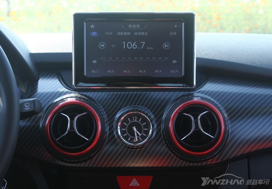 �п�̨���Ϸ�����һ��7Ӣ��Ķ���ʽ������ʾ����ͼ�������������ֻ�Զ�̿��ơ�GPS�����������绰������ϵͳ��һϵ�й��ܡ�