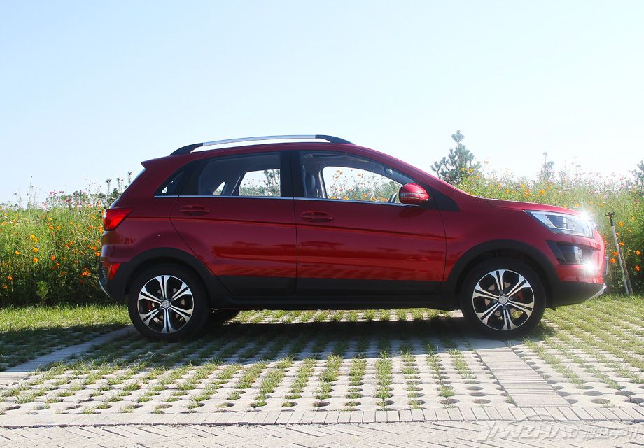 ����EX200�ĳ����ߴ�Ϊ4110mm*1750mm*1581mm�������Ϊ2519mm����Ȼ�������治��ʮ���޳�������ߴ����̥���Ͻ��������Լ���������ߣ����ñ���EX200�Ե÷ǳ����ա������˶��С�