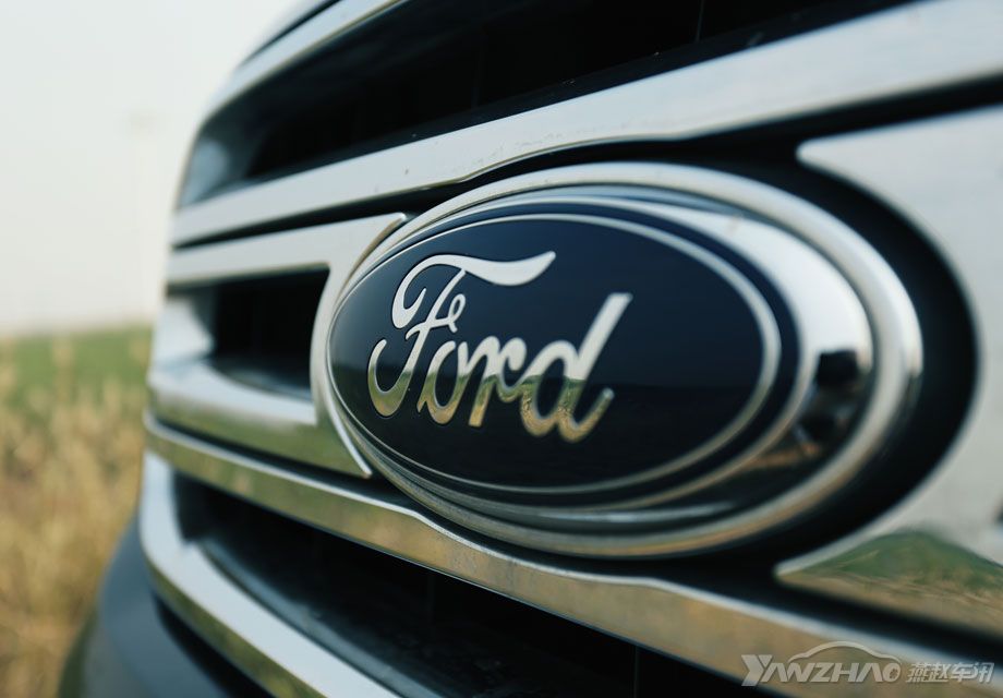 ����Ӳ��SUV���������֮�⣬��·����ϸ�ڵĴ���Ҳʮ�ֳ�ɫ��ǰ������ϸ��������ζƸ�������ͻ�Գ��˸���Ӧ�еĸ�Ʒ�ʡ�