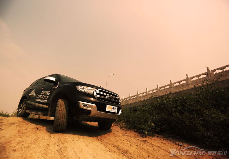 ԽҰSUV֮�����������ǵ���ͷ���ã�������Ϊ�����Բ��ƽ��µĵ�·����������ȥ��Զ������·�߾�������һ��ó��������ڽ��帣�ص��������и���RangerƤ��ƽ̨������ɡ���2015��10�����п�ʼ����·�߱�������չʾ�����Ŀ�Ұ�������