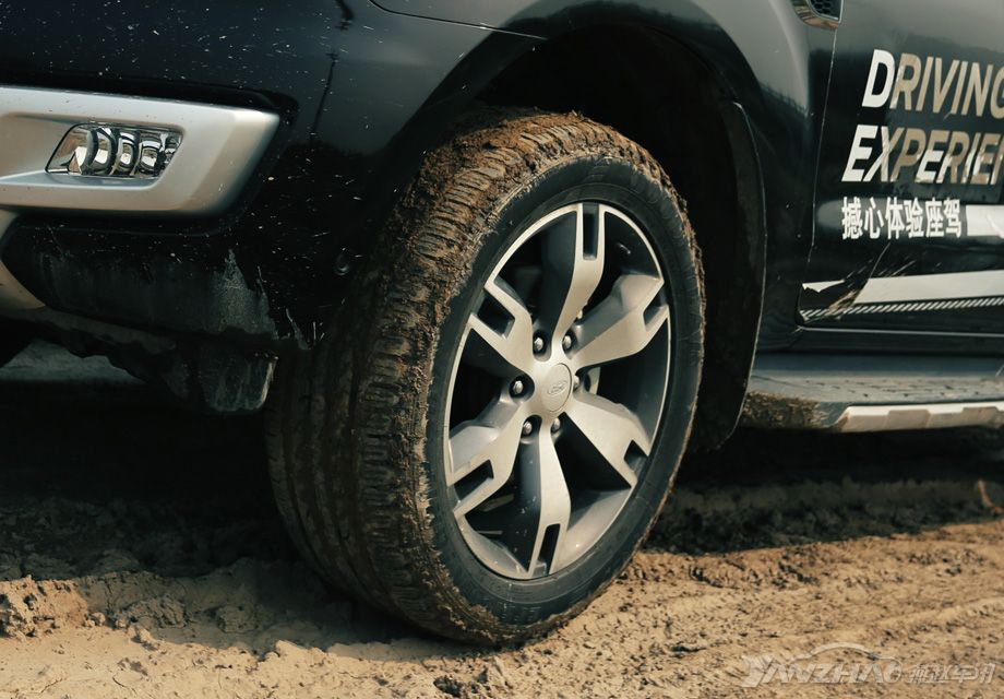 265/50 R20�Ĺ�����EfficientGrip ԽҰ��̥����֤��ʹ�ڶ�ô��Ţ�ĵ�·���·��Ҳ���ᱻ��ס��