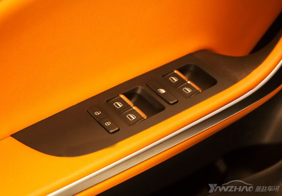 ���Ų���һ��ᴩʽ�İ��֣����������������һ��ͬ��֮�ͬʱ���ڼ�ʻ�೵���ϻ����������Ų���һ���������п����Ŀ��ư���ϵͳ������ʮ�ַ��㡣