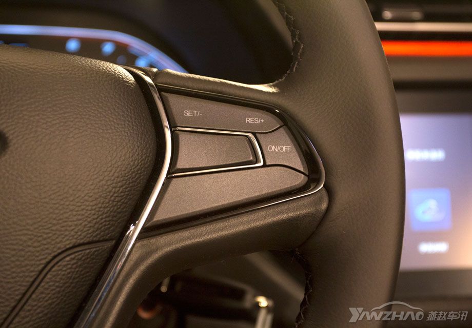 ��3X�ķ�������ƺͰ�����5���һ�ޣ���Ƥ�İ�������ϸ��ķ��ߣ�ӵ�����൱��ɫ���ոС�ͬʱ���๦�ܵķ����̻������˶���Ѳ�����ܣ�����ͨ���Ҳ�İ������趨���ʵĳ��٣��ü�ʻ��ĸ����ɡ�