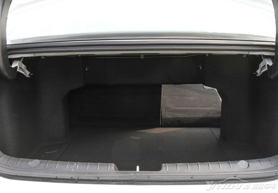 ����Ŀռ�ͬ���ǳ���ͬʱ�������λ�֧��4/6�����ķŵ���ʹ�ú����ܹ���һ������չ����ʹװһЩ���ͱȽϴ����Ʒ��Ҳ��ȫû�����⡣